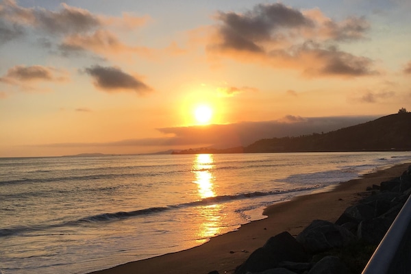 Sulla spiaggia, lettini da mare