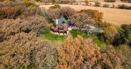 Stunning Log Cabin Getaway Near Lake Beulah *Pool Table*Grill