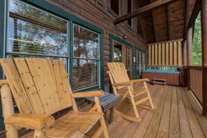 Outdoor spa tub - Breathtaking Summer Mountain Views-5 Mins to Town! (Pigeon Forge)