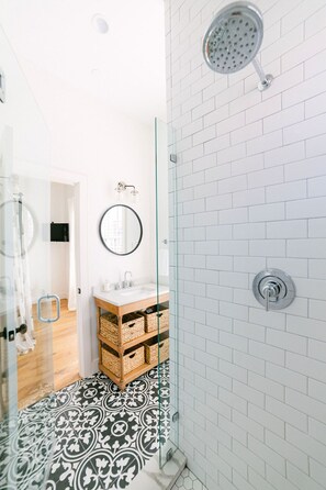 Shower, rainfall showerhead, hair dryer, towels - Guesthouse Charleston: WEST (242 C) (Charleston)