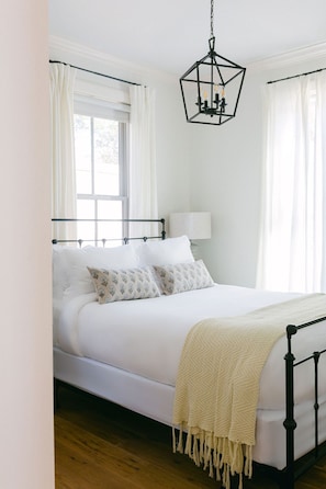 4 bedrooms, desk, iron/ironing board, free WiFi