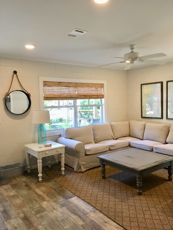 Smart-TV, DVD-Player, Bücher