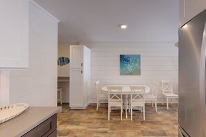 Dining - Best Location!!  5 Minute Stroll To The Beach (Saint Simons Island)