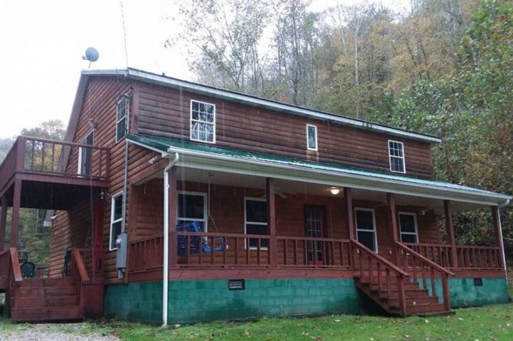 The Bunkhouse A two story rustic cabin 3BR 2BA