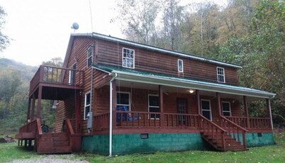 The Bunkhouse A two story rustic cabin 3BR 2BA
