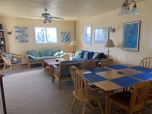 Smart-TV, Bücher, Stereoanlage