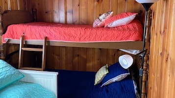 2 bedrooms, travel cot, free WiFi, bed sheets