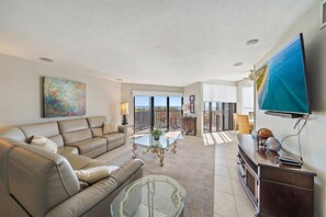 Smart TV, books, stereo, computer monitors - Luxury Siesta Key Beach Front Home (Sarasota)
