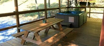 Wolfcreek Cabin/Secluded & Romantic/Hot Tub/Acreage Bordering National Forest