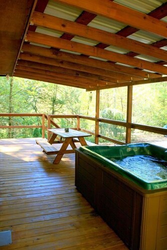 Wolfcreek Cabin/Secluded & Romantic/Hot Tub/Acreage Bordering National Forest