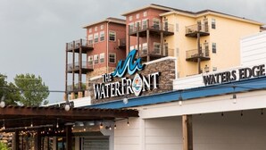 Un edificio de varios pisos con un cartel que dice "The Waterfront".