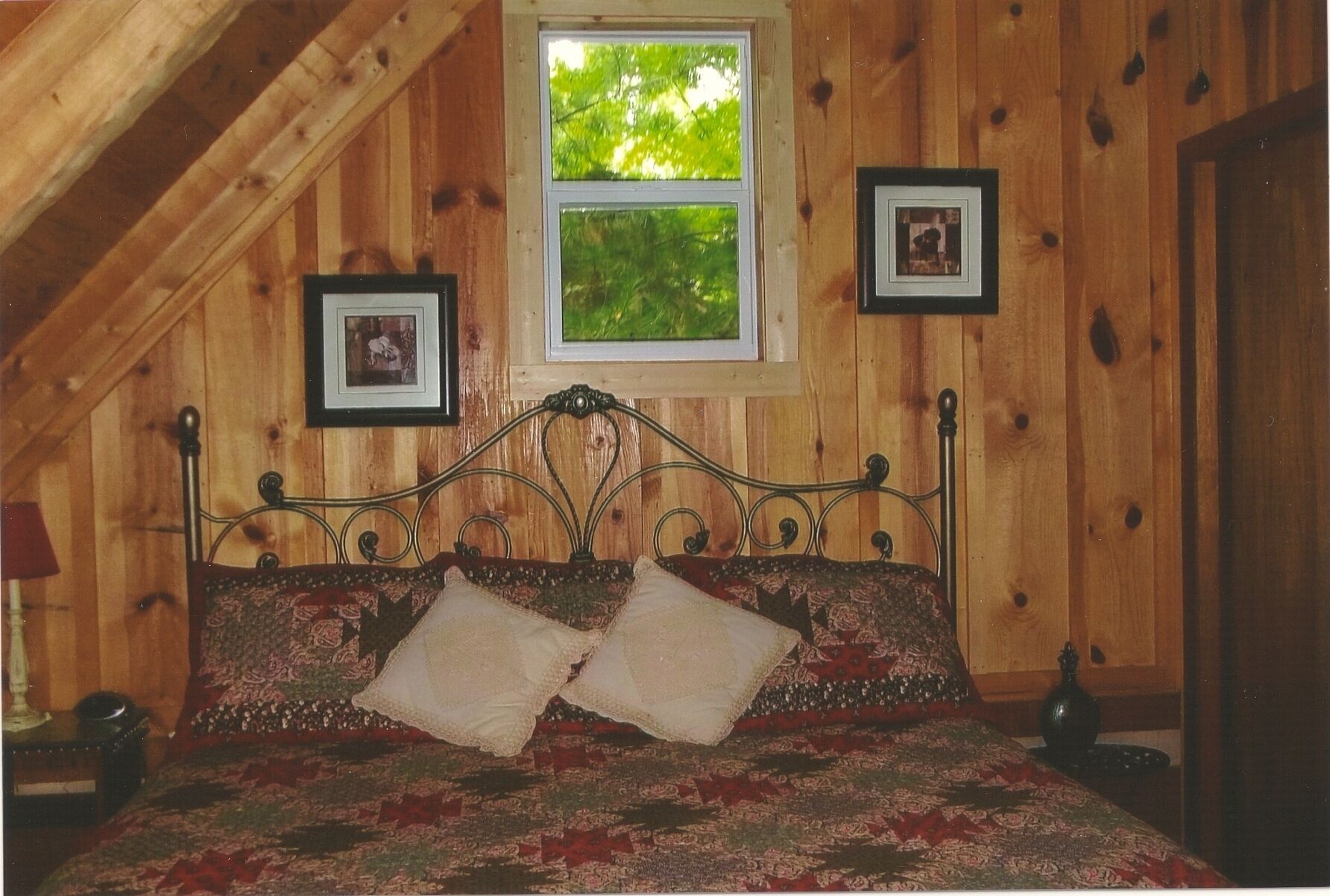 Peaceful Creekside Cabin near Gatlinburg/Pigeon Forge - PRICE MATCH RATES