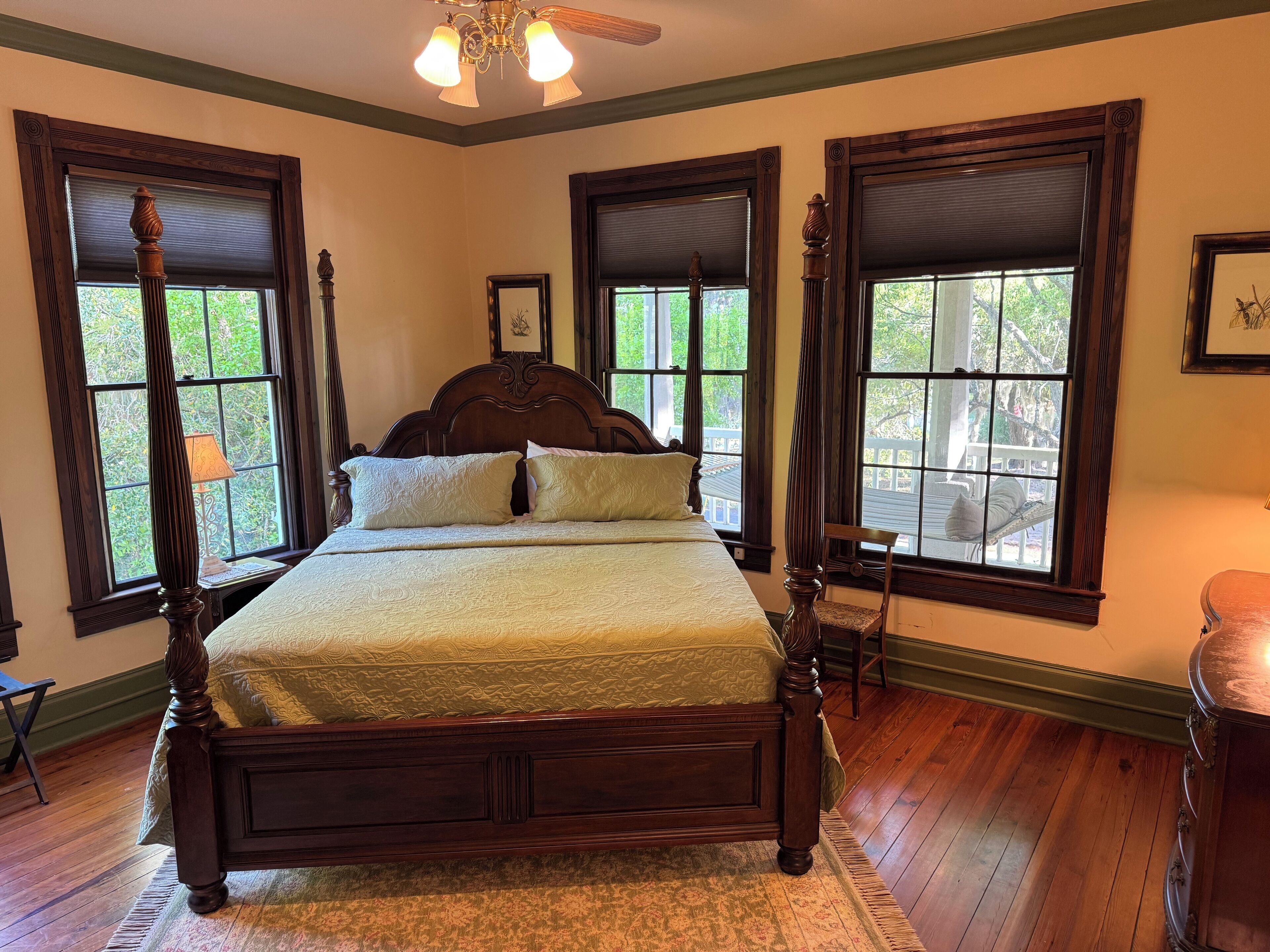 5 slaapkamers, een strijkplank/strijkijzer, reisbedje, gratis wifi