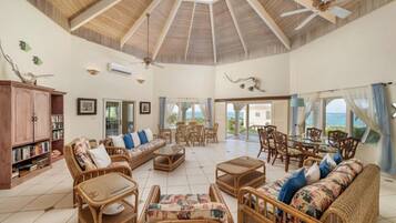 Smart TV, lettore DVD, libri, biblioteca musicale