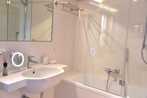 Combined shower/tub, free toiletries, hair dryer, towels
