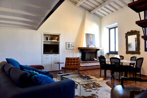 Smart TV, fireplace, DVD player