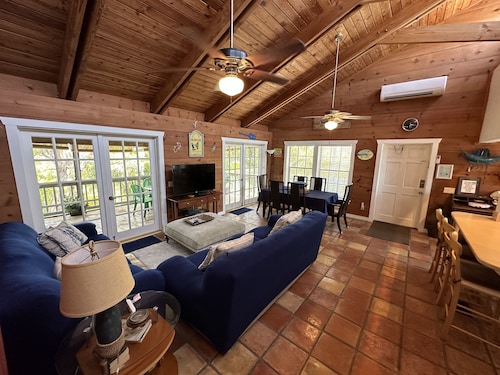 PRIVATE POOL HOME. BOATERS PARADISE…LITTLE TORCH KEY. GREAT FISHING LOBSTERING