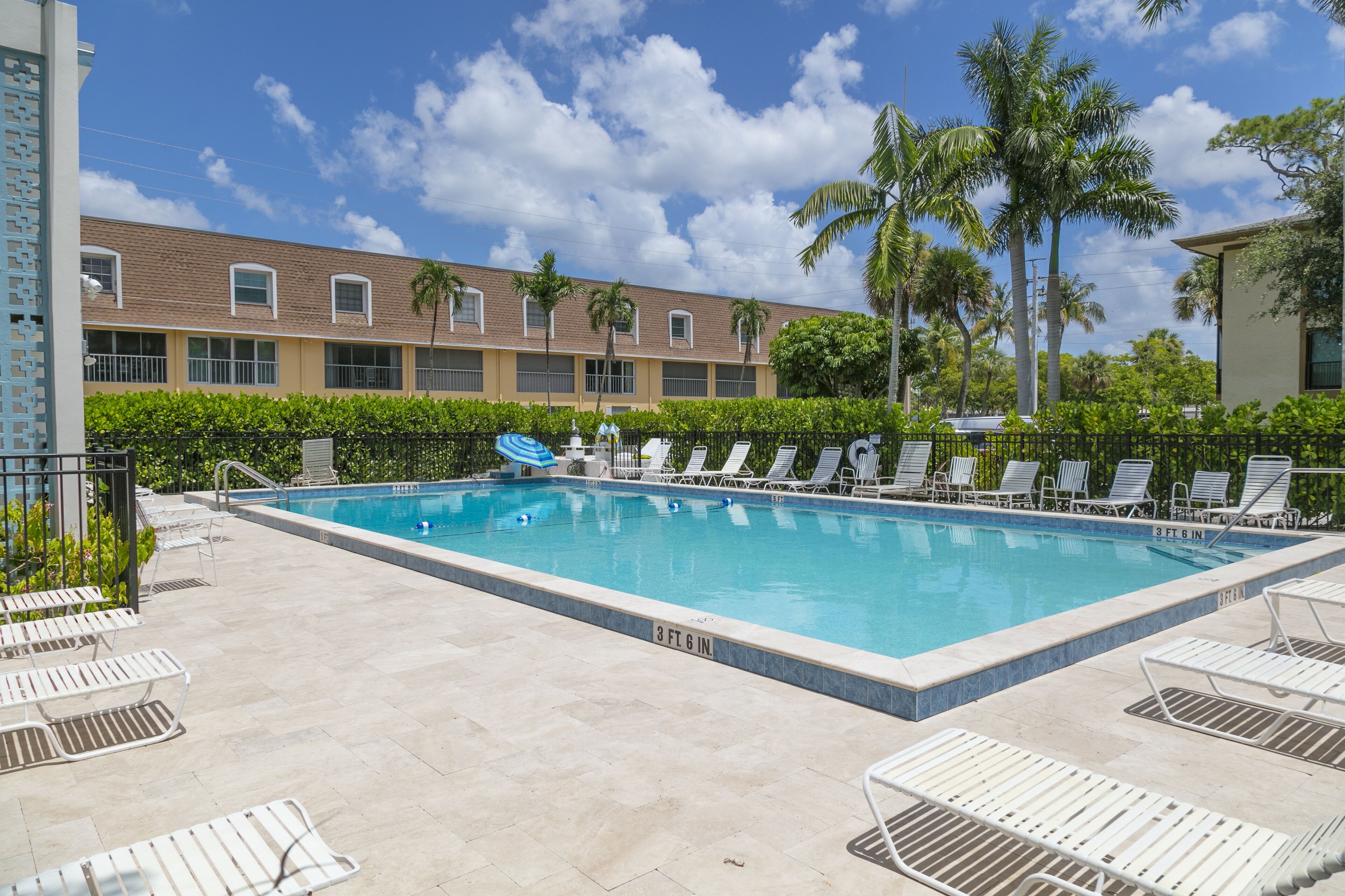 Een verwarmd zwembad