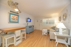 Flatskjerm-TV, DVD-spiller og bøker