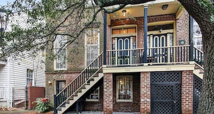 Viehättävä historiallisen alueen maanpinnan tasolla Savannah Gray Brick -huoneisto, jossa patio