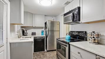 KylskÄp, mikrovÄgsugn, ugn och spishÀll