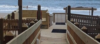 Oceanfront Condo with Beautiful View. Top floor, Elevator, Easy Beach Access. 