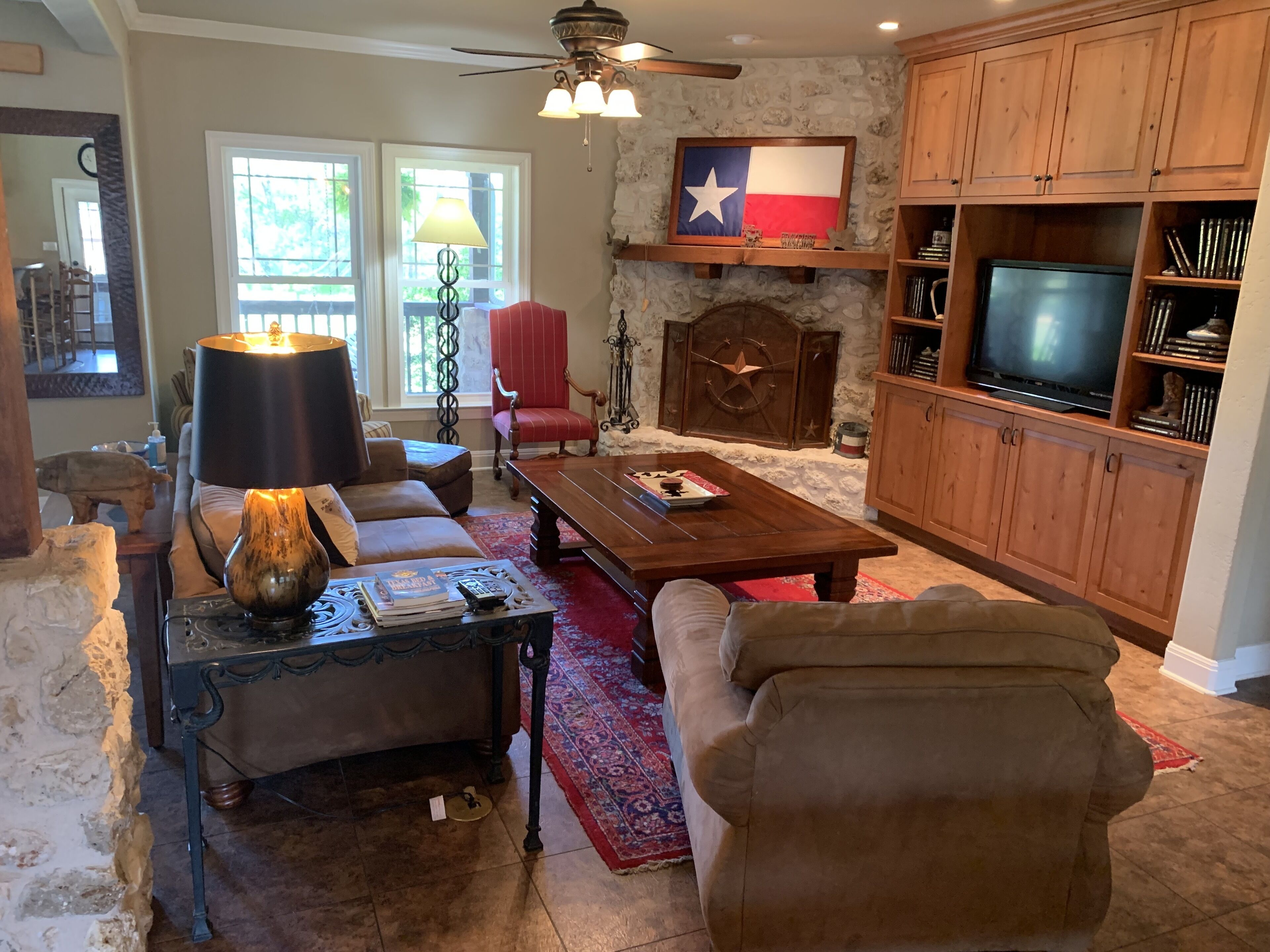 SECLUDED COUNTRY PARADISE! SLEEPS 20! PETS WELCOME!