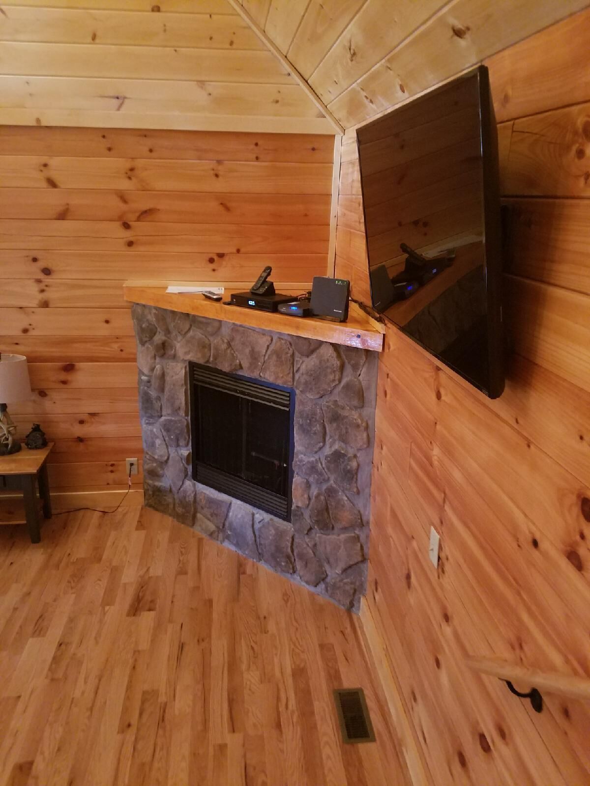 DISCOUNTED RATES! 4 bed - 4 bath Luxury Cabin, Panoramic Views,  Theater Room!