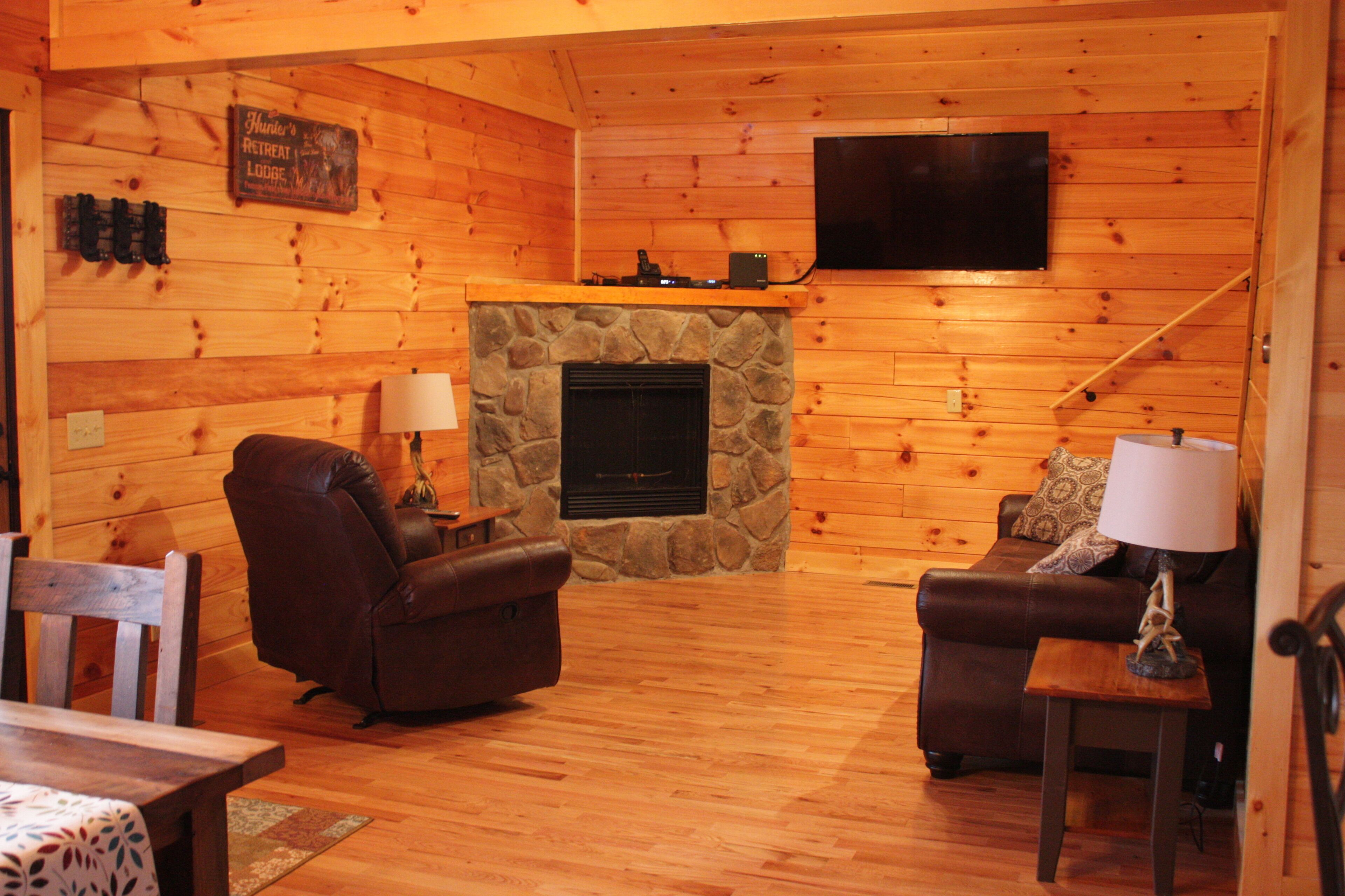 DISCOUNTED RATES! 4 bed - 4 bath Luxury Cabin, Panoramic Views,  Theater Room!