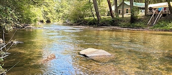 American Indian Decorated Log Cabin På Toccoa River venter din ankomst!
