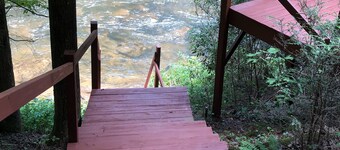 Cabaña de madera decorada indio americano en el río toccoa espera su llegada!