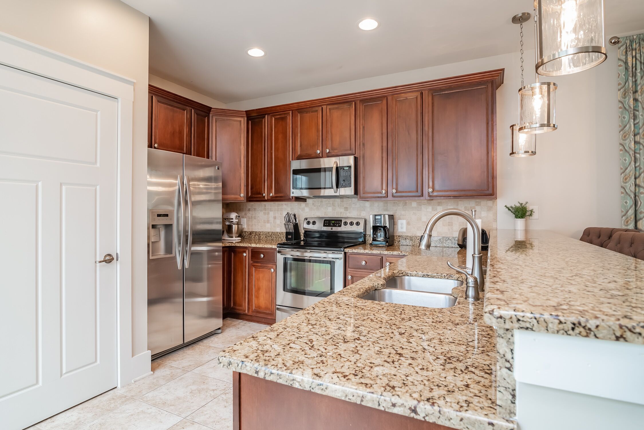 Clean North Beach Resort cottage- Walk to ocean, hot tubs, pools, sleeps 7!