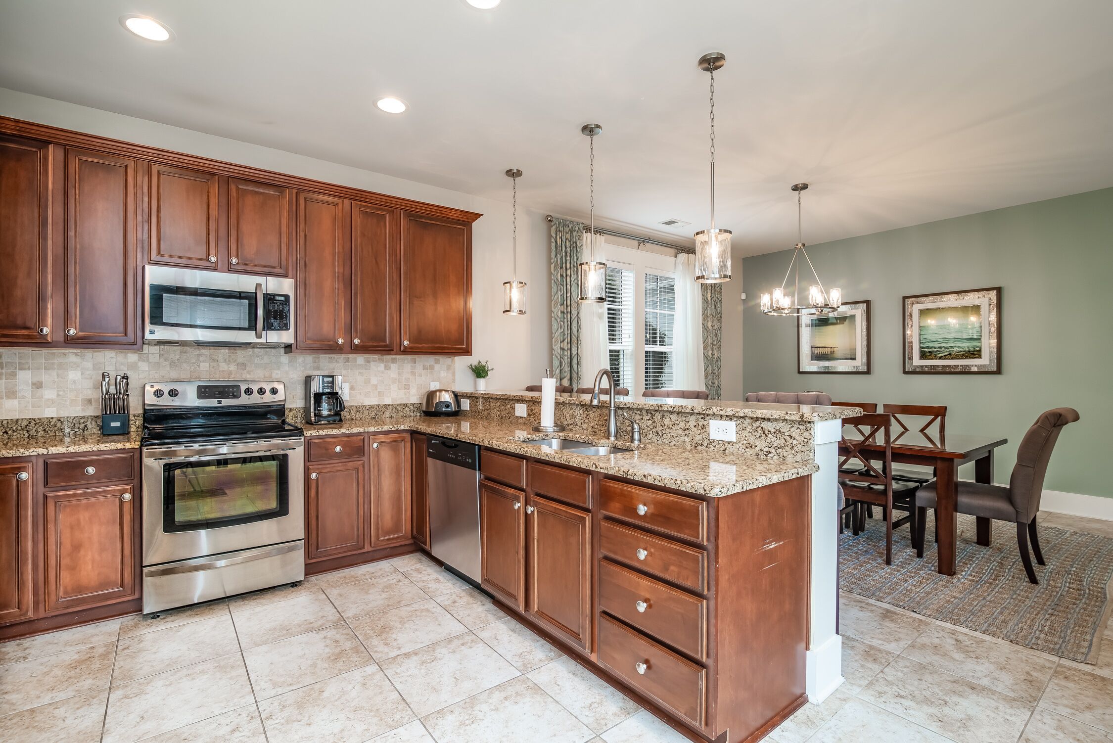 Clean North Beach Resort cottage- Walk to ocean, hot tubs, pools, sleeps 7!