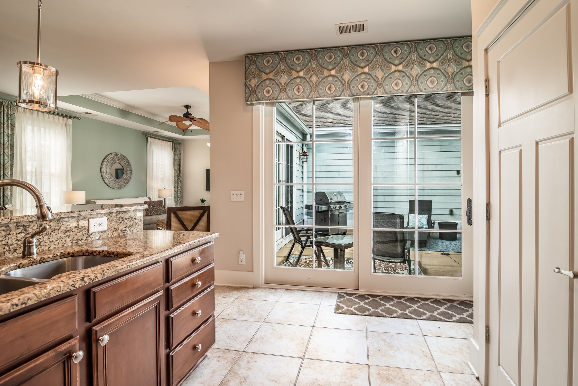 Clean North Beach Resort cottage- Walk to ocean, hot tubs, pools, sleeps 7!