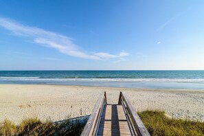 Beach nearby, sun loungers, beach towels