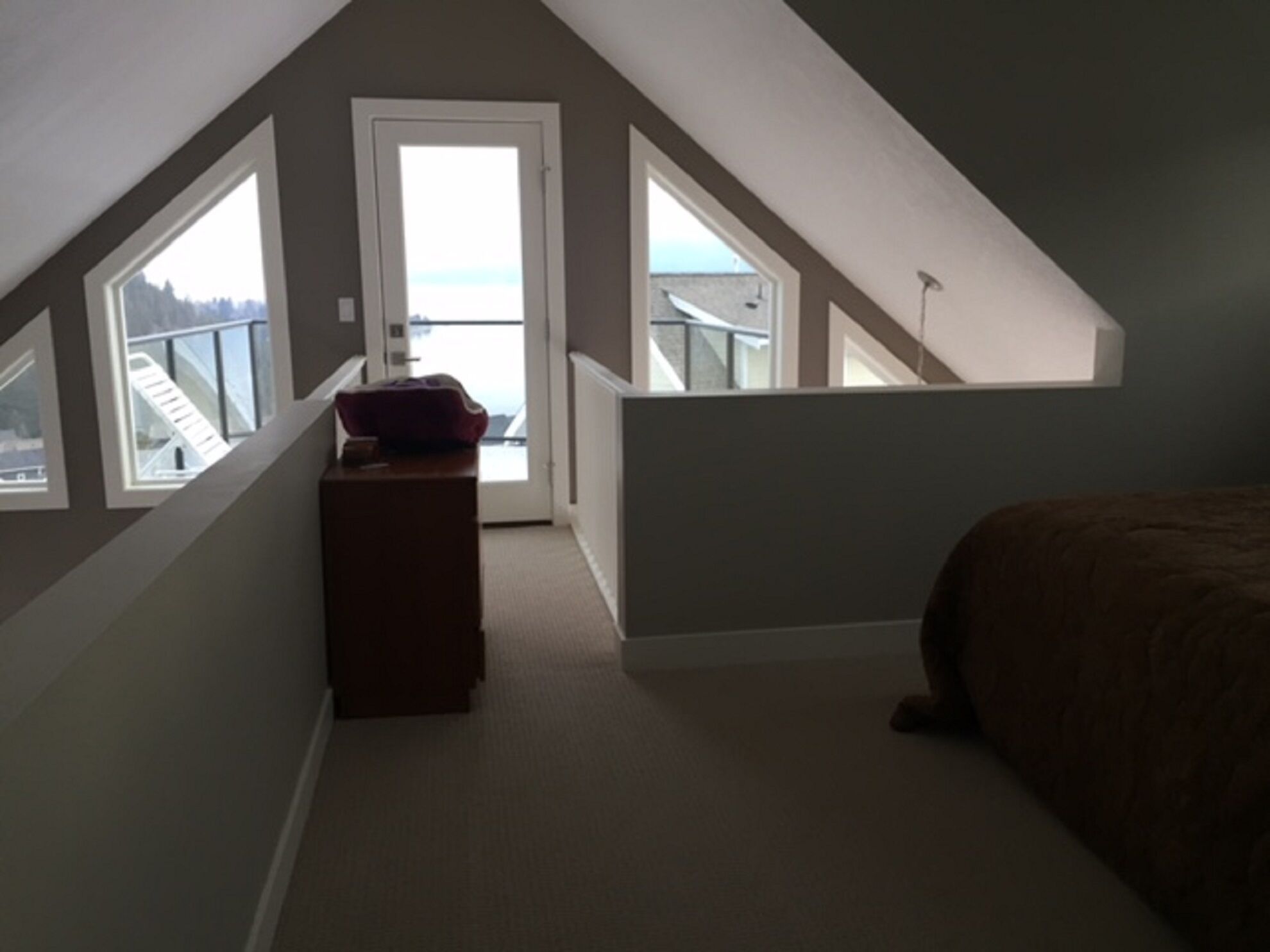 Hill side Cottage With Stunning Views Of Lake Okanagan.