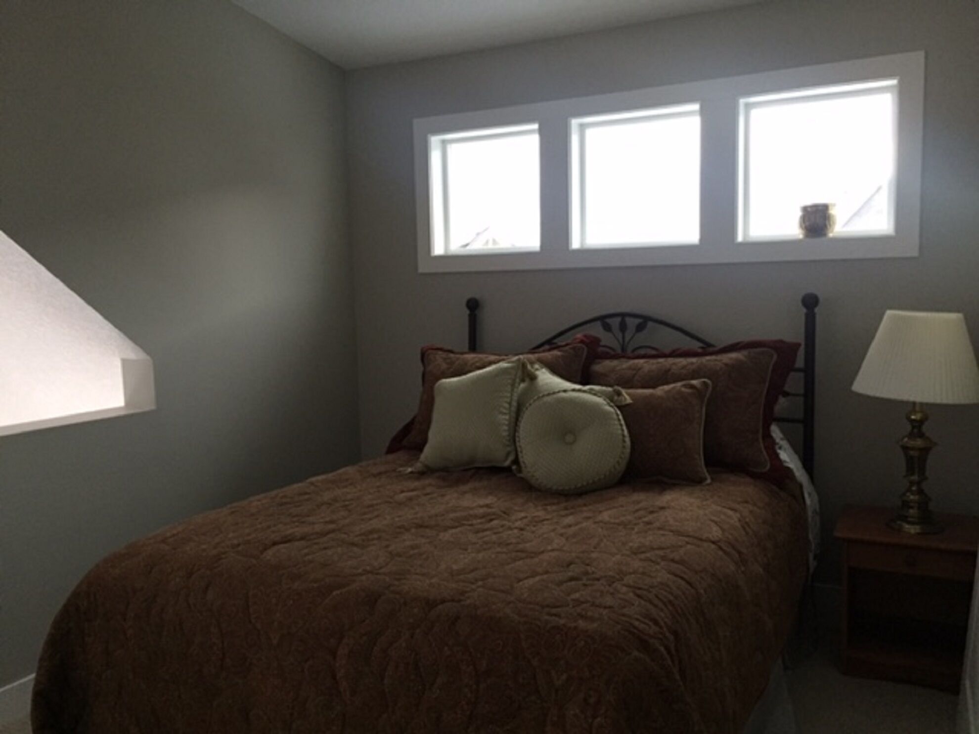 Hill side Cottage With Stunning Views Of Lake Okanagan.