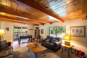 Televisión y chimenea 