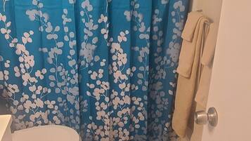 Combined shower/bathtub, towels