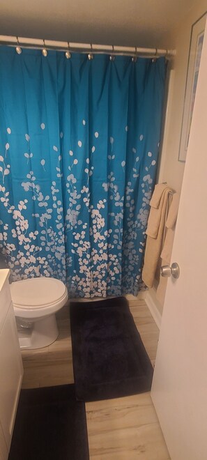 Combined shower/tub, towels - Beachfront Condo in Cocoa Beach (Cocoa Beach)
