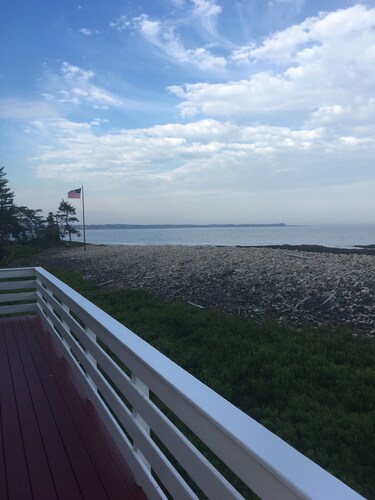 Oceanside cottage with Spectacular views! Ledgeview Cottage.