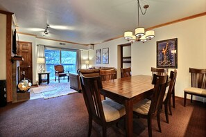 Fernseher, Kamin, DVD-Player