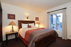 3 bedrooms, iron/ironing board, WiFi, bed sheets - LOCATION, LOCATION - Main Street,Town Lift, Pool, Hot tub, Wood Fireplace, A/C (Park City)