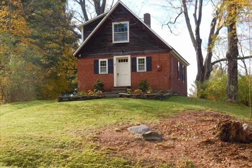 Cozy Historic Hilltop Cottage with Mount Ascutney View