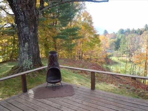 Cozy Historic Hilltop Cottage with Mount Ascutney View