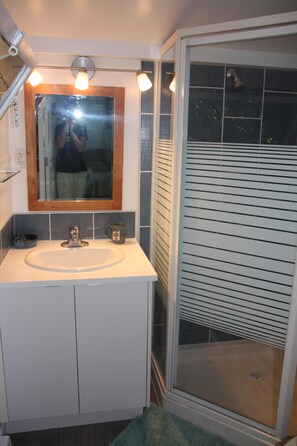 Dusche, Haartrockner, Handtücher, Seife
