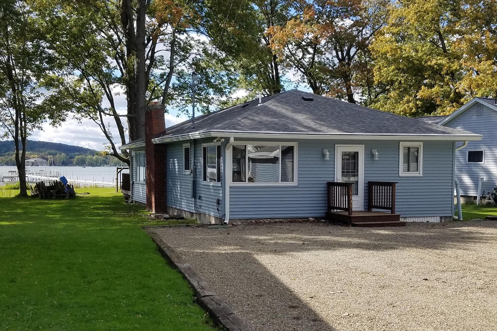 Lakefront Bemus Point Cottage. A/C, 200ft+ Modern Dock. Family, Fishing and FUN!