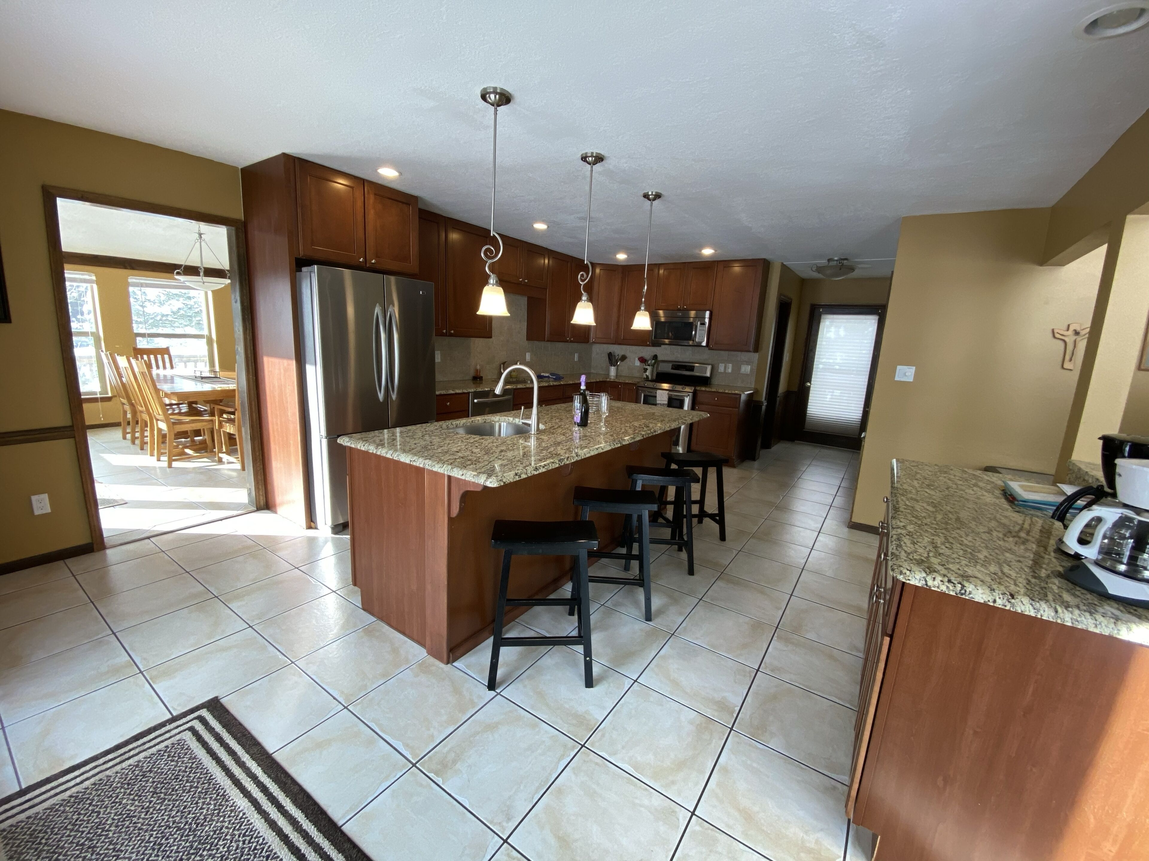 Four bedroom, 4 bathroom House with Chef's Kitchen Minutes from from Ski Lifts!