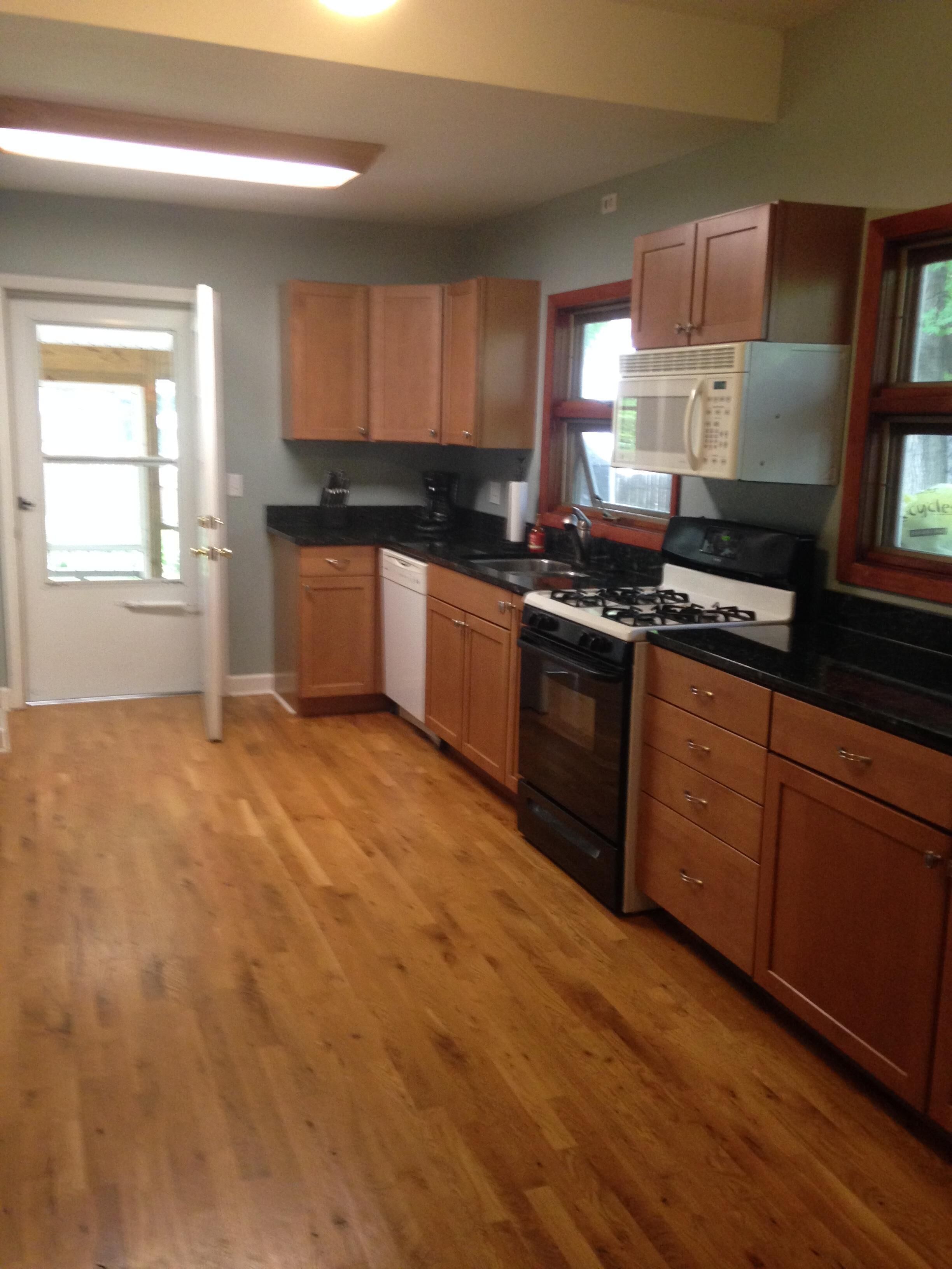 Quaint, Affordable Cottage!  Walking Distance to Downtown Saugatuck