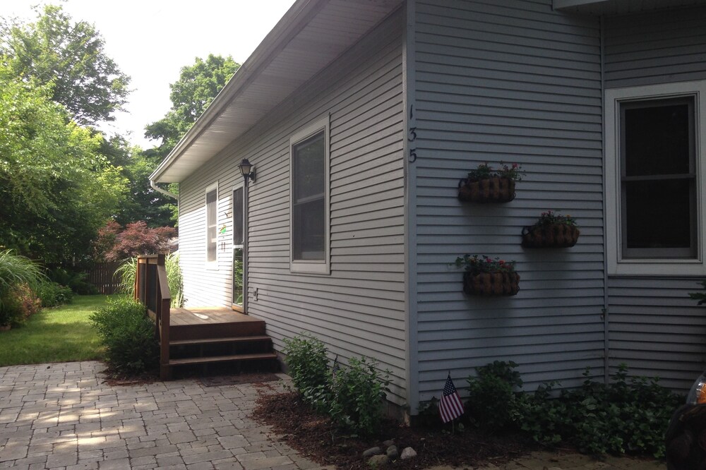 Quaint, Affordable Cottage! Walking Distance to Downtown Saugatuck